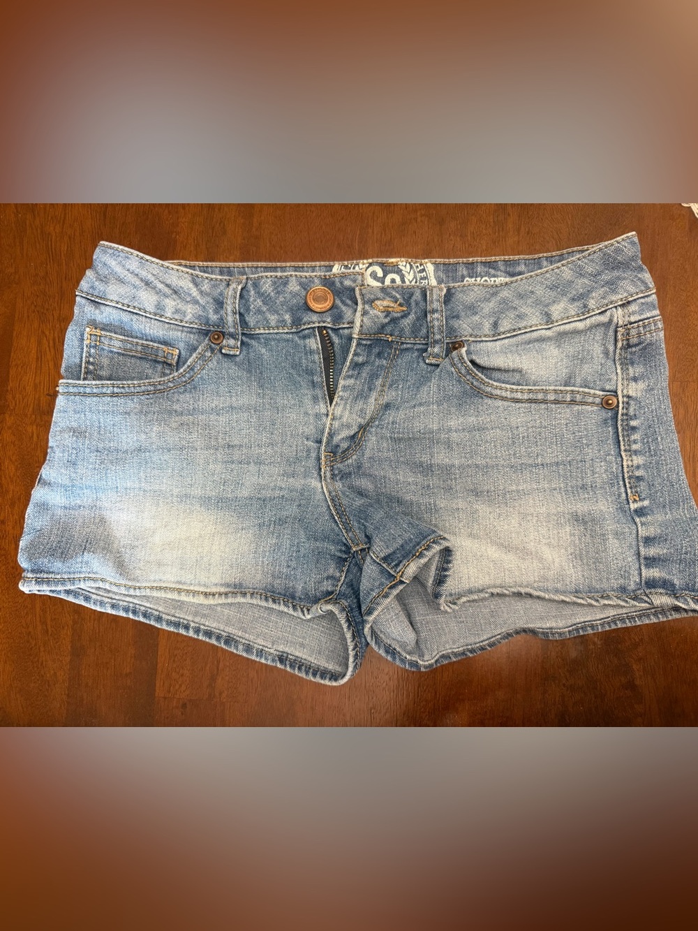 Women’s Light Blue Denim Shorts - Casual Low-Rise Cut
Short